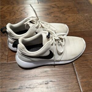 White and black Nike roshe